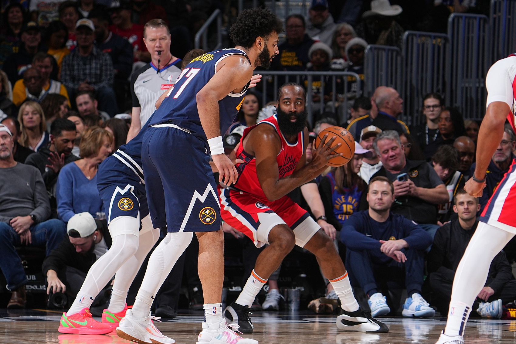 NBA季后赛冲刺阶段走向成谜;巴塞罗那单刀错失;引发热议;赛季目标并未改变的简单介绍 NBA季后赛冲刺阶段走向成谜;巴塞罗那单刀错失;引发热议;赛季目标并未改变的简单介绍