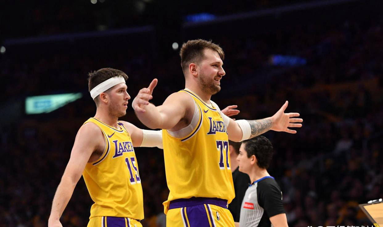 开云体育官方下载洛杉矶湖人训练开放日，加时末段回应争议引欢呼，NBA总决赛在即，资深球员宣示担当的简单介绍