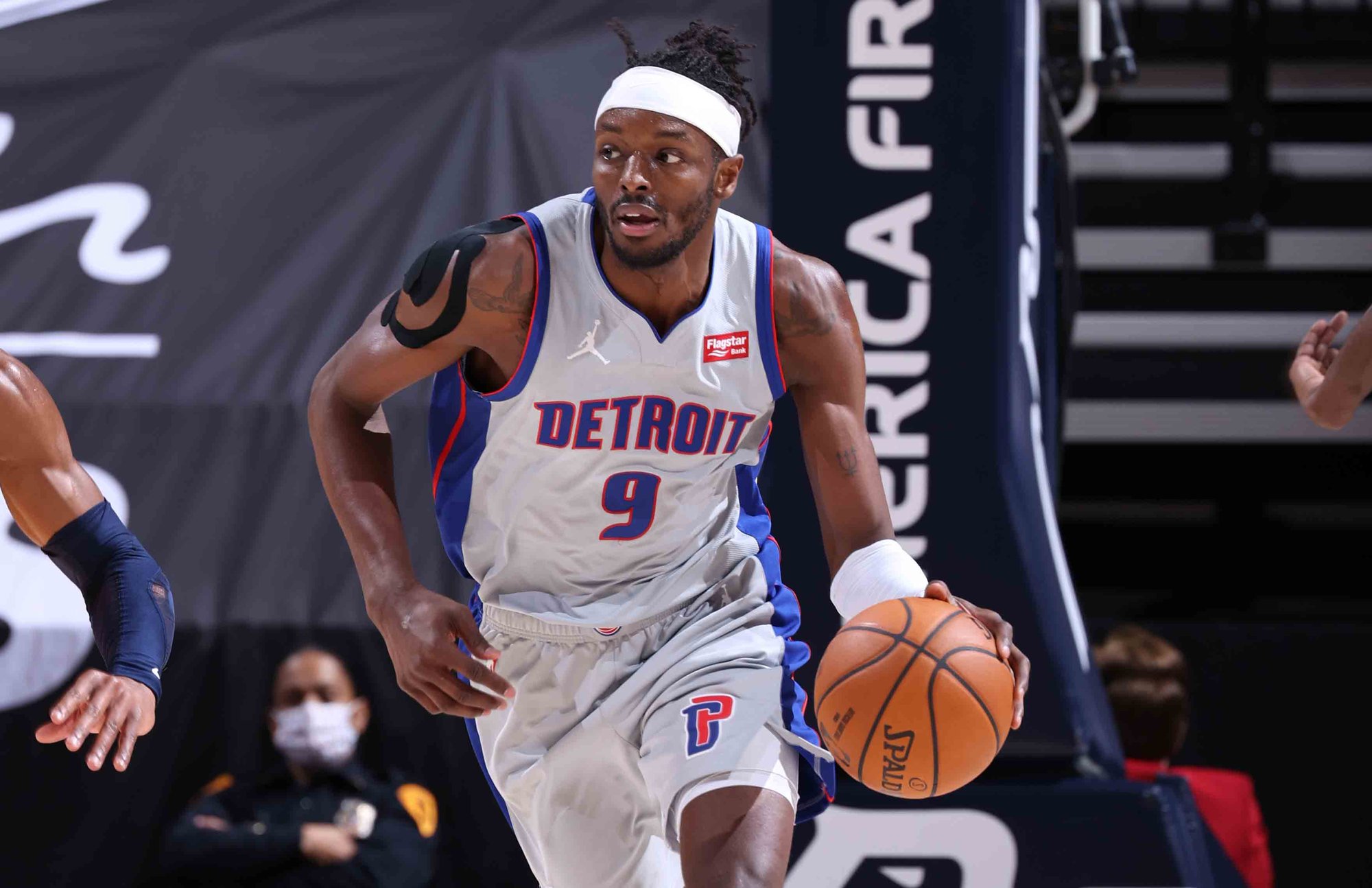 德罗巴与90激战加拿大队分钟底特律活塞回应争议备战NBA季后赛，辽宁本钢转会期防线松动看傻球迷的简单介绍